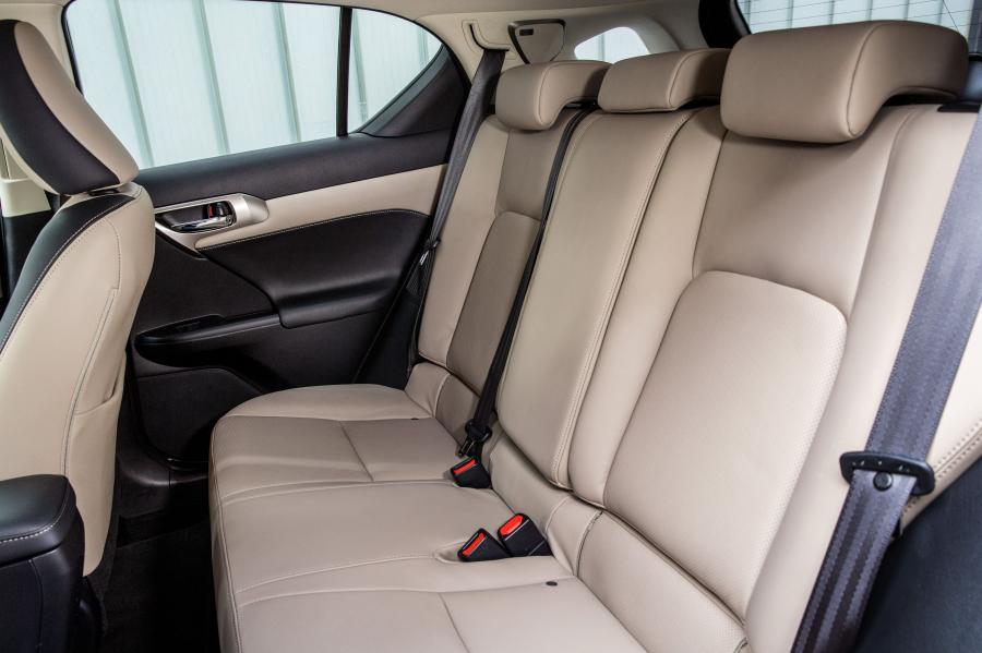 Интерьер Lexus CT200h 2017 года  (UK) (фото 24 из 38)